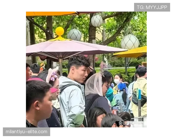 武磊穿着旧卫衣排队买早点，旁边堆着好几个名牌袋子，这画面也太违和了