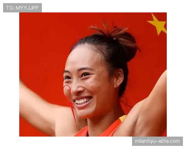 郑钦文出门就像走红毯,赛场上倒像穿了睡衣一样随性,谁能想象? 郑钦文出门就像走红毯,赛场上倒像穿了睡衣一样随性,谁能想象?